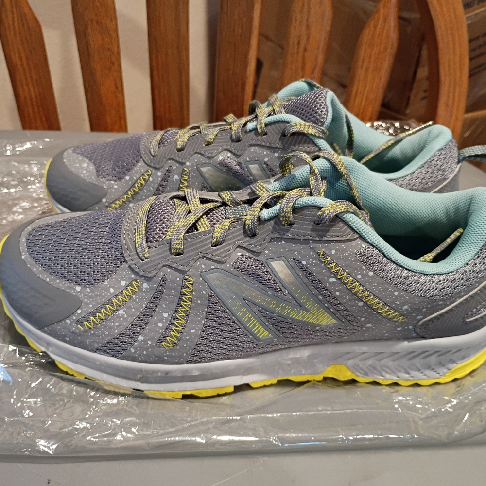 New Balance Women's Sneakers in Gray and Yellow